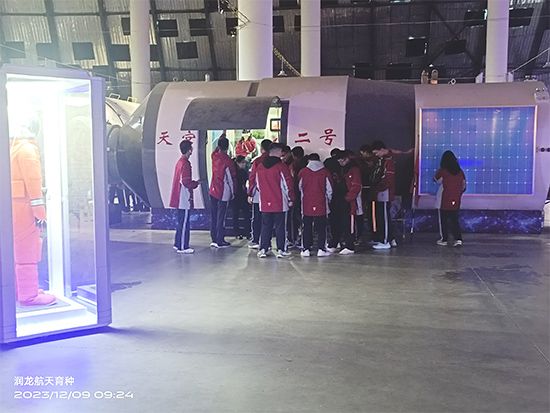 學(xué)生參觀航天科技園照片